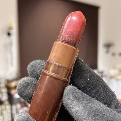 Le rouge à lèvres garni dans son étui